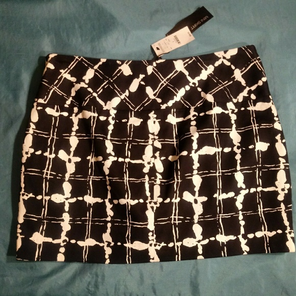 Express Dresses & Skirts - Black & white pattern Express mini skirt size 4